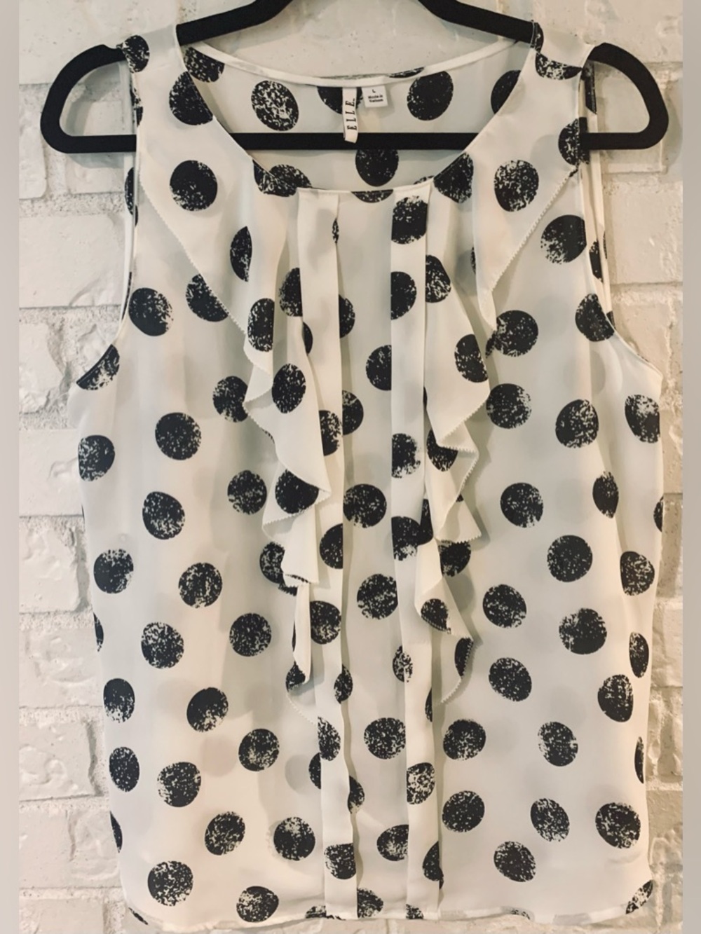 Elle   Women’s White Sleeveless Black 
“Sponge  Dot” Ruffle Front Blouse 
SZ L